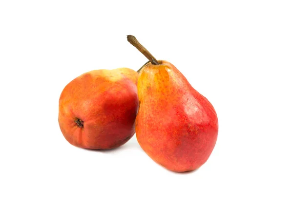 Rött päron på vit — Stockfoto