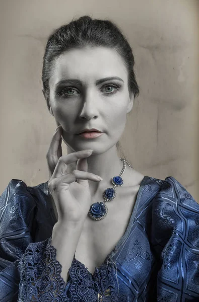Porträtt av kvinna i vintage klänning — Stockfoto