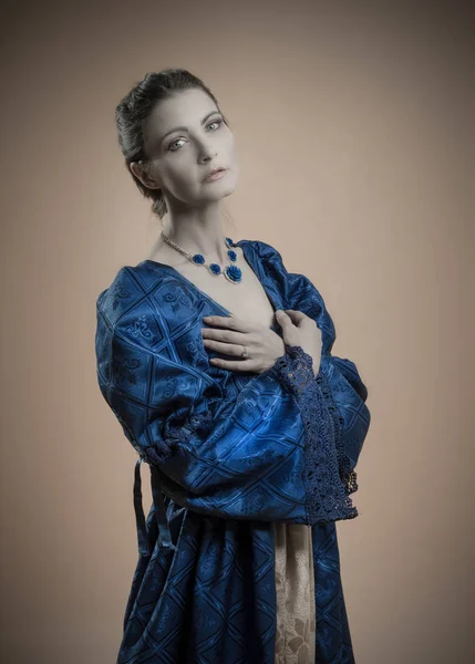 Πορτρέτο γυναίκας σε vintage φόρεμα — Φωτογραφία Αρχείου