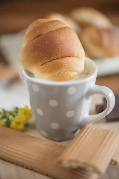 Coupe de lait et brioches de petit pain séchées — Photo