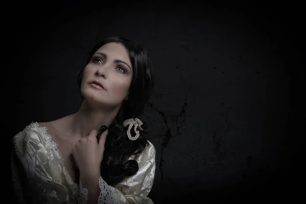 Retrato de mulher em vestido vintage — Fotografia de Stock