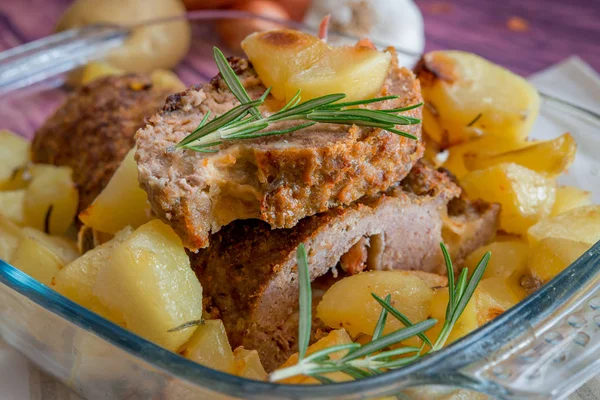 Gehaktbrood en gebakken aardappelen — Stockfoto