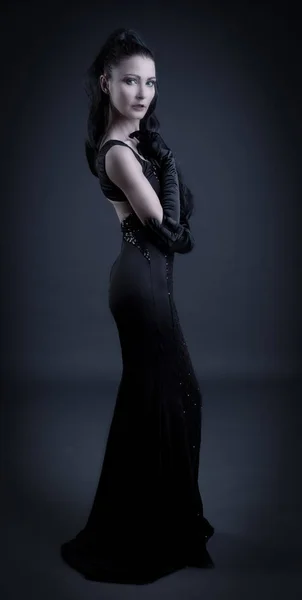 Karanlık giyim kadınla — Stok fotoğraf