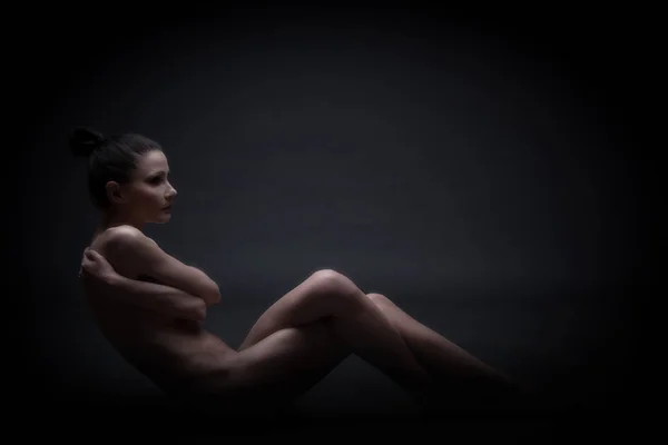 Donna nuda in ombra posa — Foto Stock