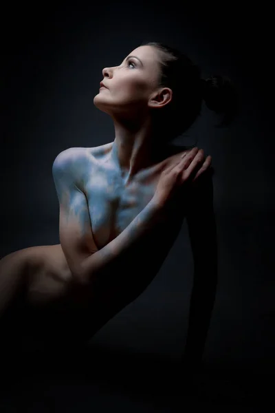 Γυμνή γυναίκα στη σκιά που παρουσιάζουν — Φωτογραφία Αρχείου