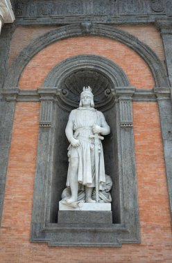 Federico II di Svevia Kraliyet Sarayı'nın üzerinde heykeli