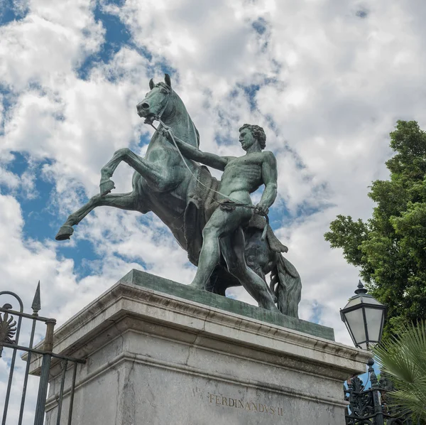 Statues de chevaux de bronze russes à Naples - Italie — Photo