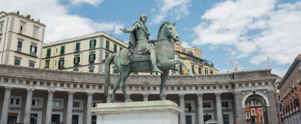 Estátua de Carlos III Borbone em Nápoles - Itália — Fotografia de Stock