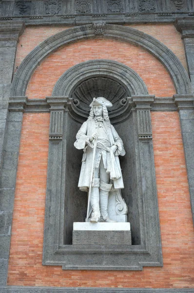Standbeeld van Carlo Iii van Spanje op de gevel van het Koninklijk Paleis in N — Stockfoto