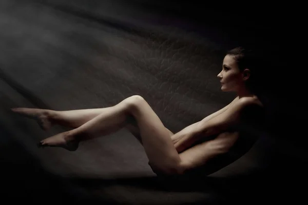Mujer desnuda en la sombra posando Imagen de stock