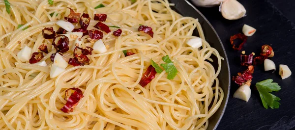 Spaghetti vitlöksolja och chili peppar — Stockfoto