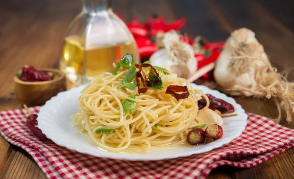 Spagetti fokhagyma olaj- és chili paprika — Stock Fotó