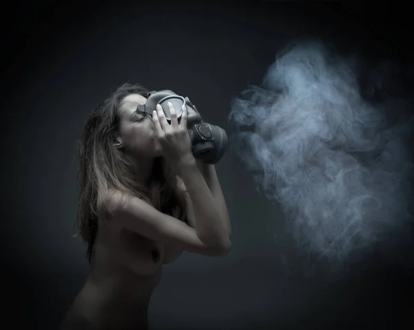 Mulher nua com máscara de gás e fumaça venenosa — Fotografia de Stock