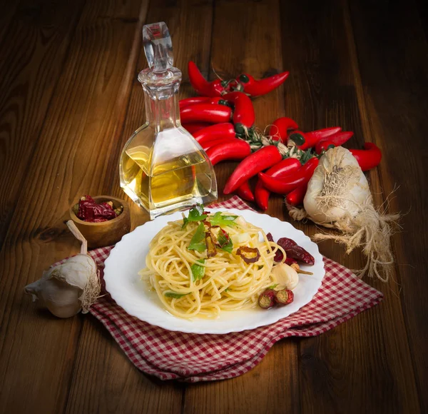 Spaghetti vitlöksolja och chili peppar — Stockfoto