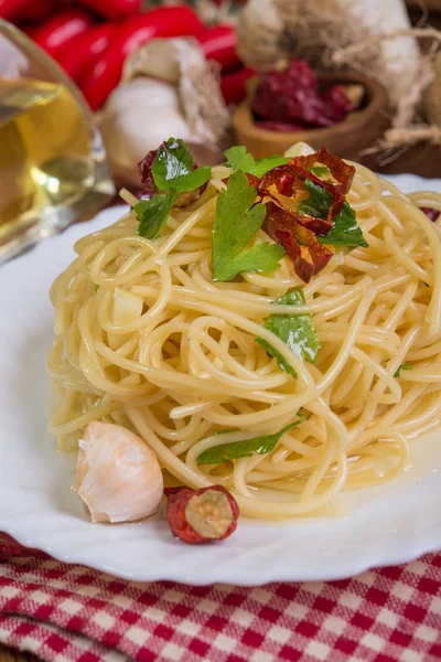 Spaghetti vitlöksolja och chili peppar — Stockfoto