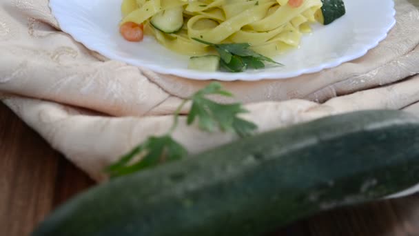 Courgette pasta en garnalen — Stockvideo