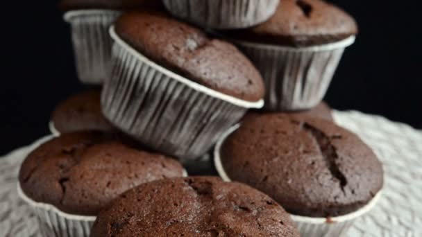 Muffin de chocolate no fundo preto — Vídeo de Stock