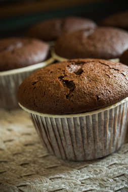 Siyah arka plan üzerine çikolatalı muffin