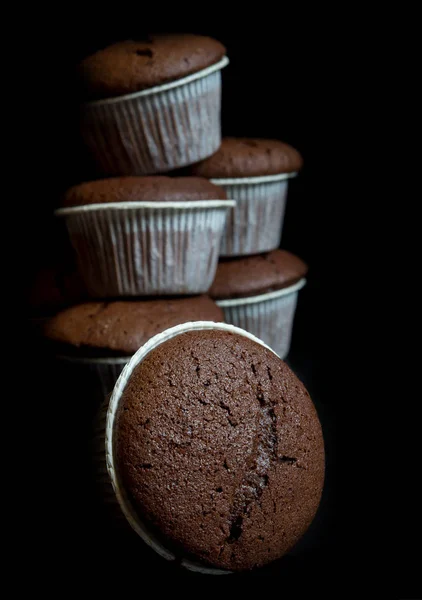 Muffin czekolady na czarnym tle — Zdjęcie stockowe