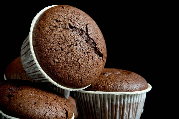 Muffin de chocolate no fundo preto — Fotografia de Stock