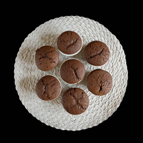 Muffin de chocolate no fundo preto — Fotografia de Stock