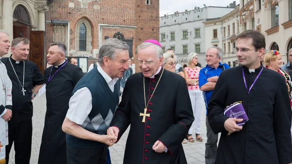 Jasna Gora siyah Madonna tapınak ulaşan hacılar