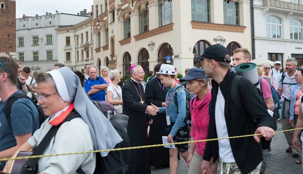 Peregrinos que llegan al Santuario de la Virgen Negra de Jasna Gora — Foto de Stock