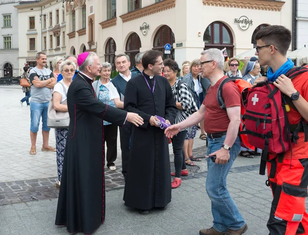 Jasna Gora siyah Madonna tapınak ulaşan hacılar