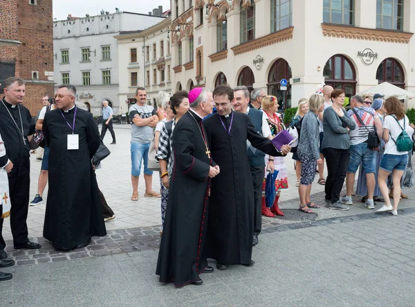 Peregrinos que chegam ao Santuário da Virgem Negra de Jasna Gora — Fotografia de Stock