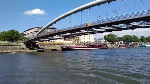 Krakow 's Father Bernatek footbridge - Krakow — стоковое видео