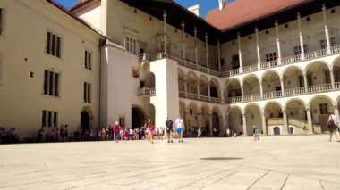 Wawel Royal Castle - Krakow yürüyen insanlar