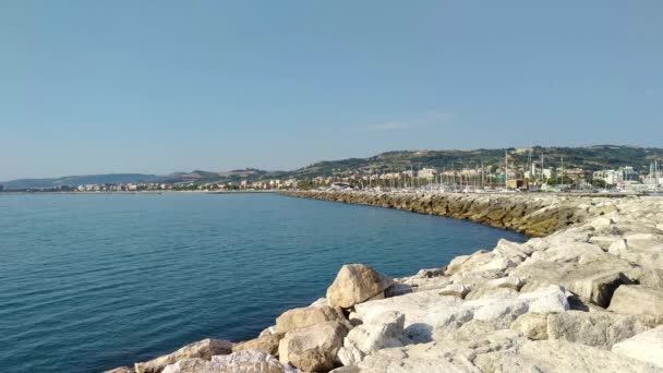 Frente al mar de San Benedetto del Tronto - Ascoli Piceno-Italia — Vídeo de stock