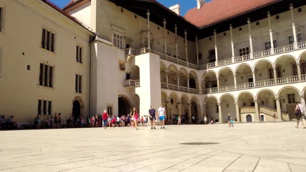 Wawel Royal Castle - Krakow yürüyen insanlar — Stok video