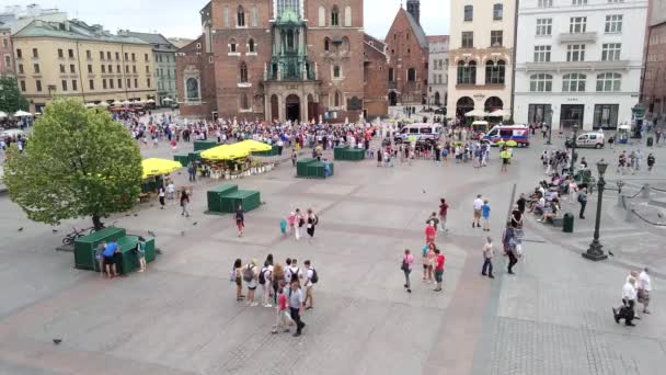 Ongedefinieerde mensen in Krakow Stad - Polen — Stockvideo