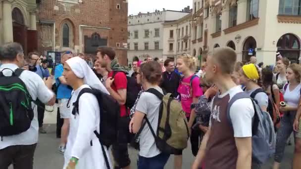 Pelgrims bereiken Czestochowa - Krakau — Stockvideo