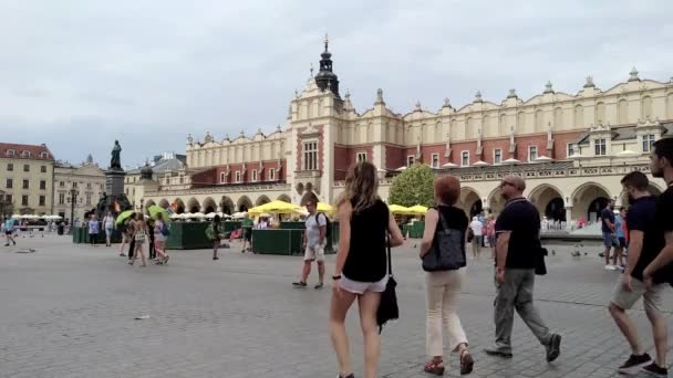 Persone indefinite nella città di Cracovia - Polonia — Video Stock