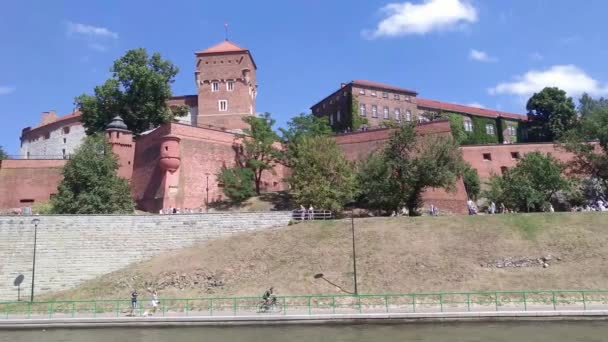 Wawel kasteel op rivier cruise - Krakau — Stockvideo