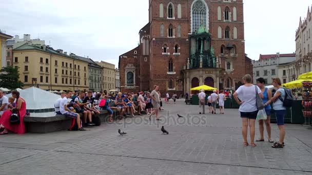 Ongedefinieerde mensen in Krakow Stad - Polen — Stockvideo