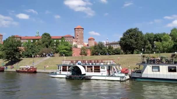 Castillo de Wawel en crucero por el río Cracovia — Vídeo de stock