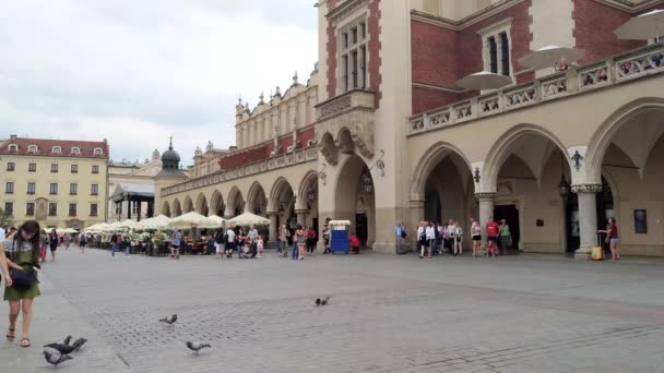 Udefinerte personer som går i Krakow by - Polen – stockvideo