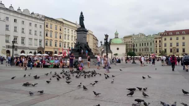Persone indefinite a piedi nella città di Cracovia - Polonia — Video Stock