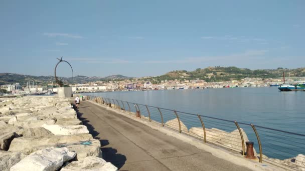 Frente al mar de San Benedetto del Tronto - Ascoli Piceno-Italia — Vídeo de stock