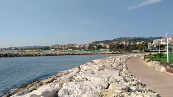 Brzegiem morza w San Benedetto del Tronto - Ascoli Piceno-Włochy — Wideo stockowe