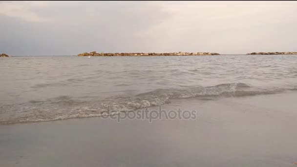 Playa de arena y pequeñas piedras — Vídeos de Stock