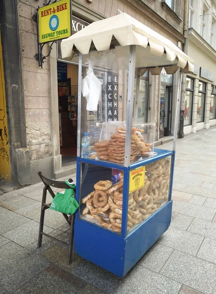 Obwarzanek chleb ulicy sklep w Krakowie — Zdjęcie stockowe