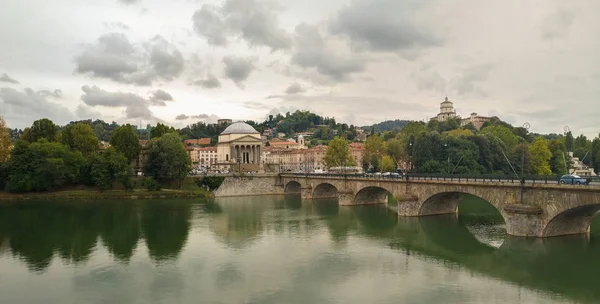Blick auf den Fluss po in turin - Italien — Stockfoto