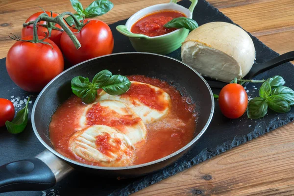 Queijo provola e tomate — Fotografia de Stock