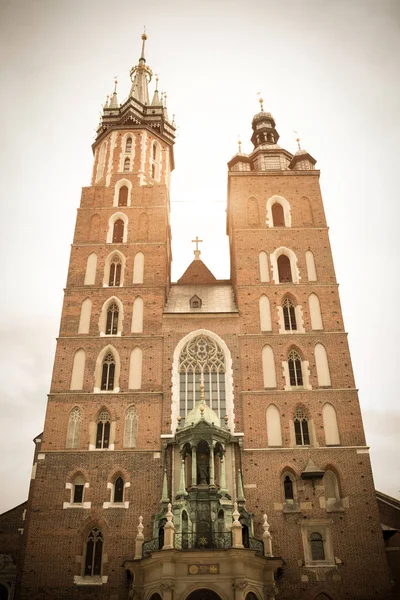 St Mary's Basilica i Krakow, Polen, stora torget — Stockfoto