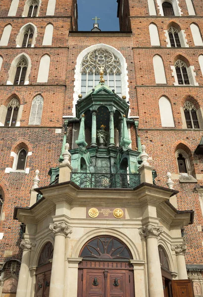 St Mary's Basilica i Krakow, Polen, stora torget — Stockfoto
