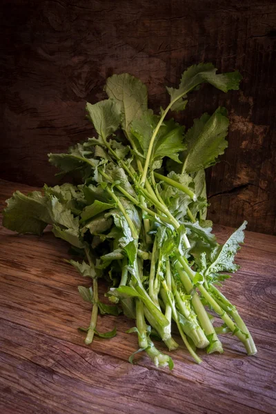 Broccoli friarielli su tavolo di legno — Foto Stock